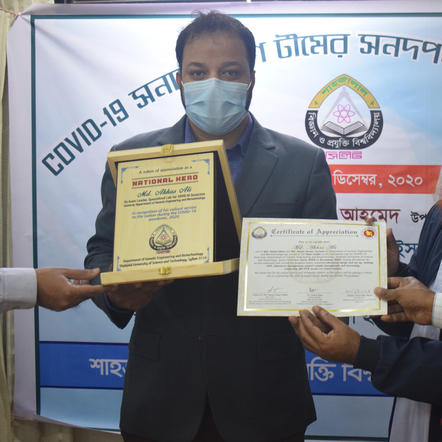 Md Akkas Ali receiving recognition for COVID-19 diagnostic service